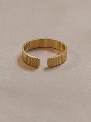 Adjustable ribbed ring