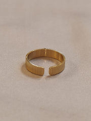 Adjustable ribbed ring