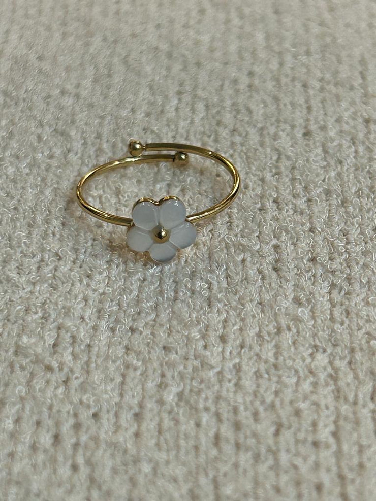 Flower white Mother of pearl ring
